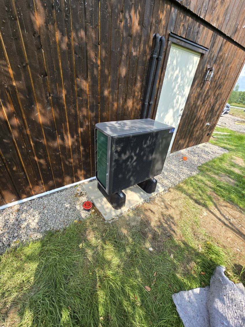 I en ny villa i Fjärås installerade vi en modern Samsung luft/vatten-värmepump (R290, 8 kW),